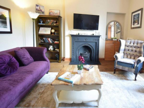 JOIVY Classic 2BR Apartment with Castle Views in Old Town